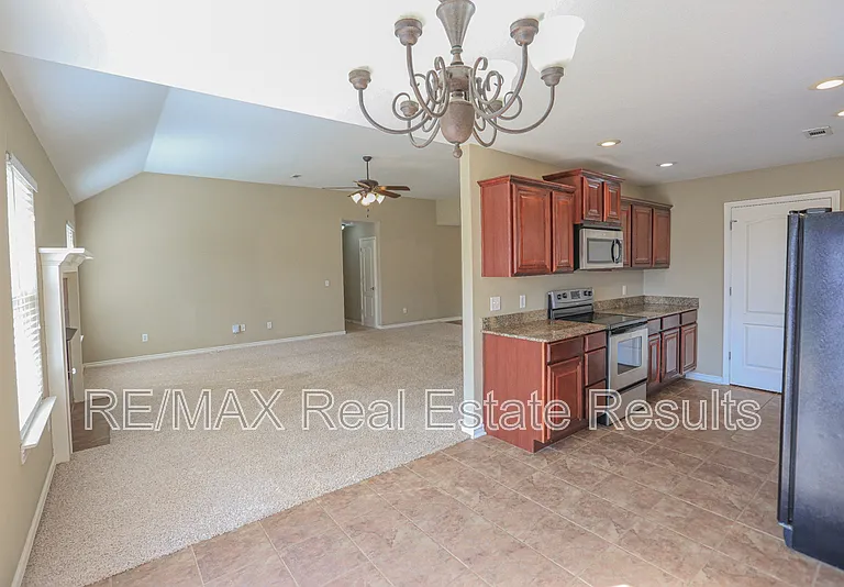 6303 S 37th St — Photo 14