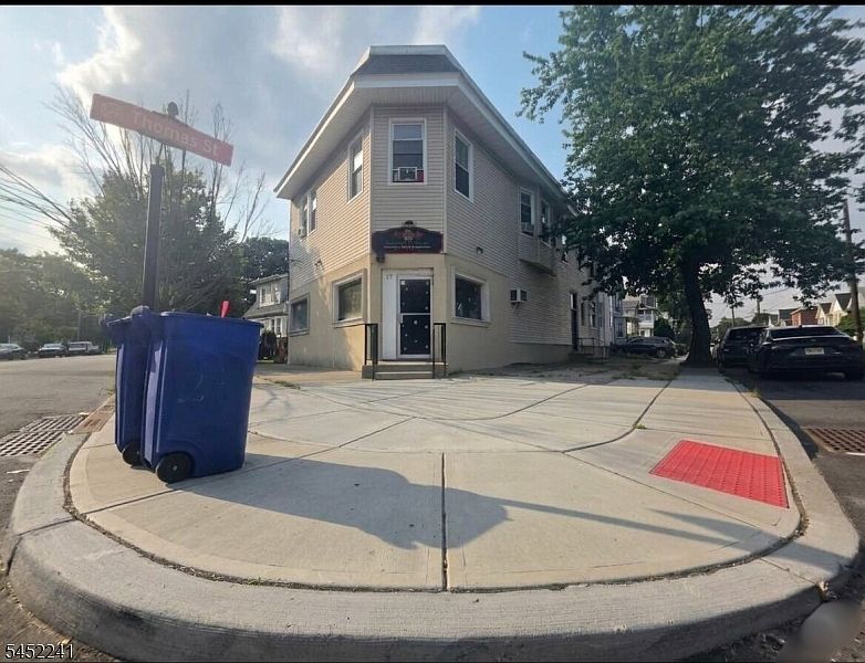 1st image of 17 Maolis Ave