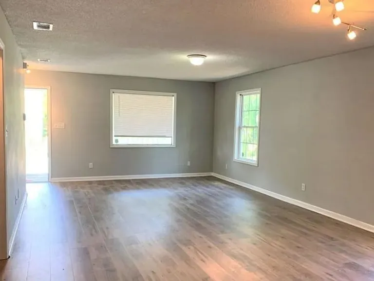 1810 Reynolds St — Photo 7