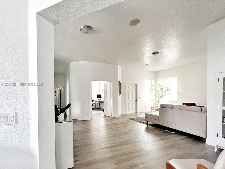 1901 Cedar Ct — Photo 3