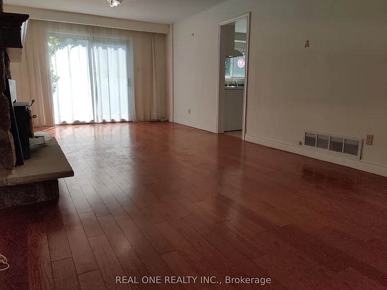 72 Liebeck Cres — Photo 3
