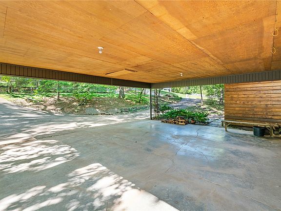 2nd image of 1000 E Oaks Manor Dr