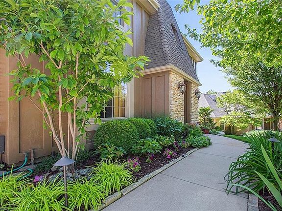 Picture your guests entering down this sidewalk!