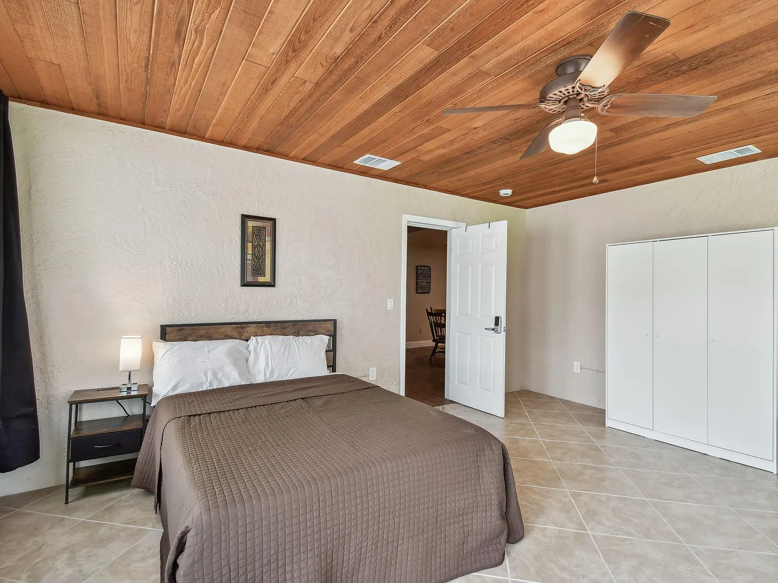 4 bed, 3.0 bath, 2326 sqft, $957 — Photo 3