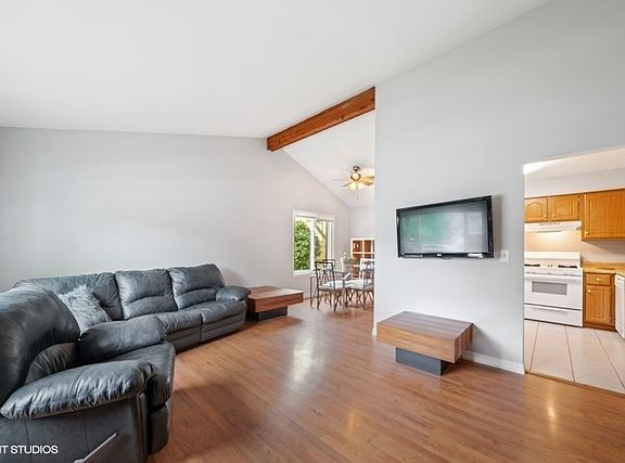 4th image of 29W529 Winchester Cir S Unit 1
