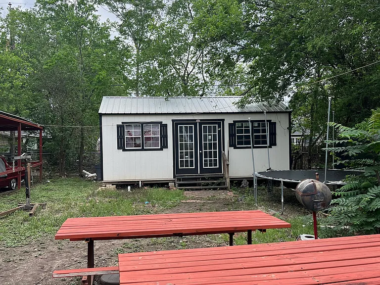 1128 Essex St — Photo 11