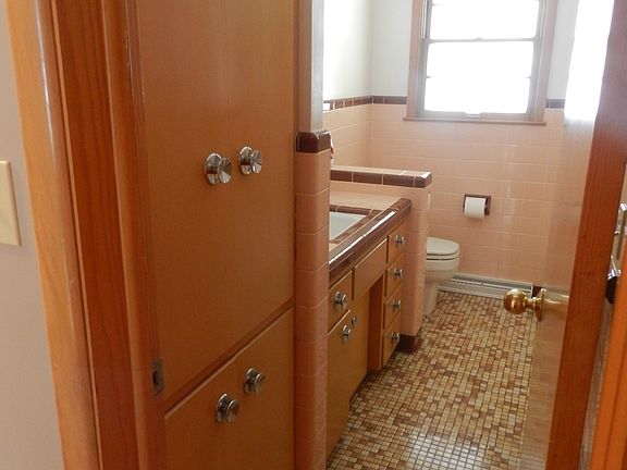 Main Bathroom.  Tub/Shower