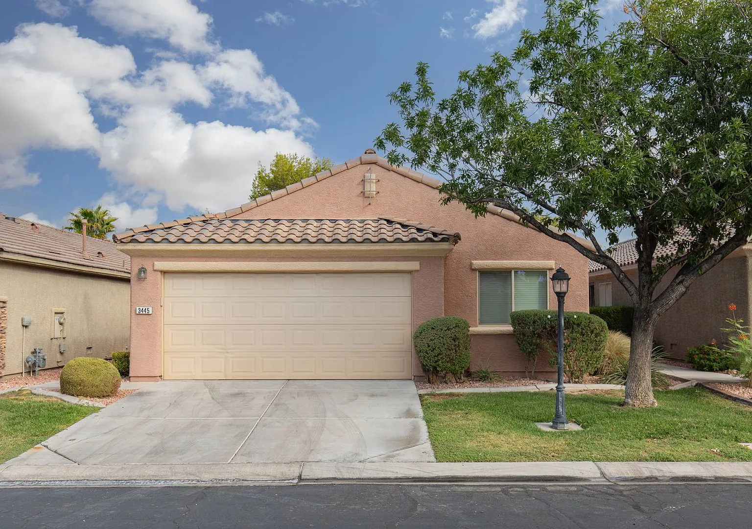 Single-Story Golf Course Home in Gated Community — Photo 1