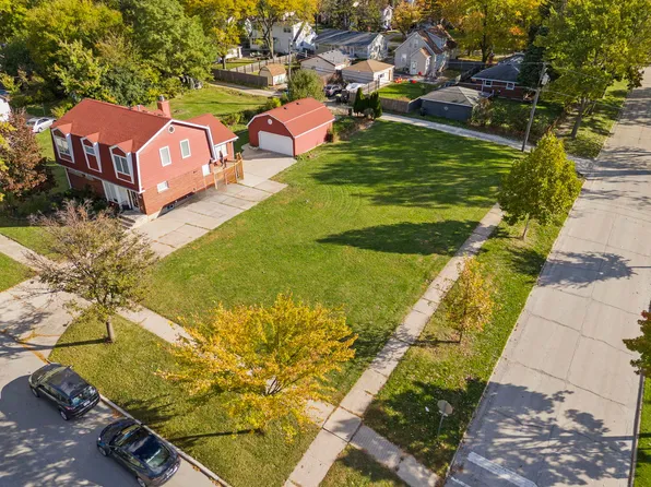 241 S Park St, Westmont, IL 60559