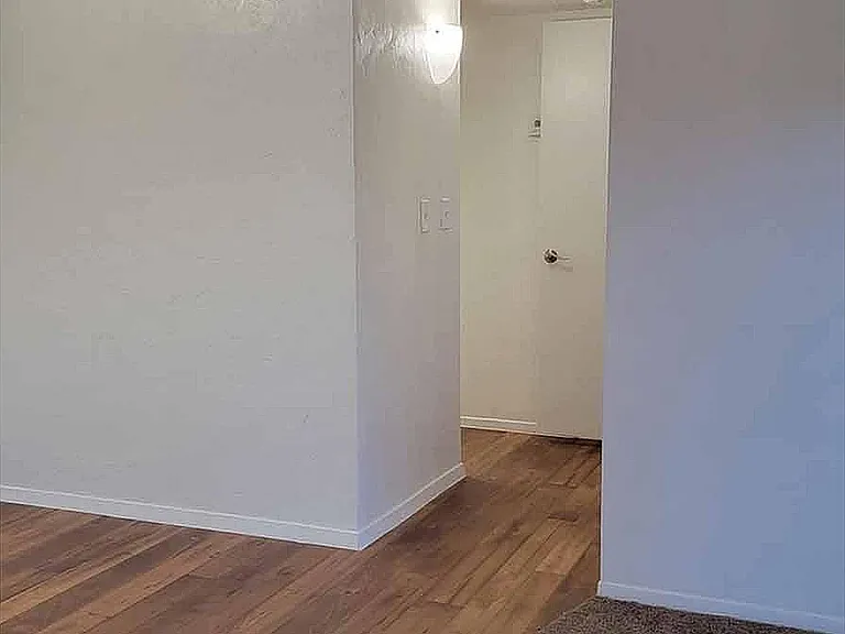 1X1_GLW_DINING-HALLWAY_770456