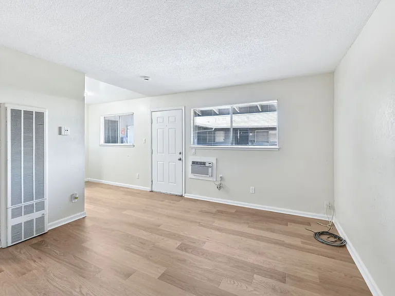 ROCKINGHAM APARTMENTS — Photo 6