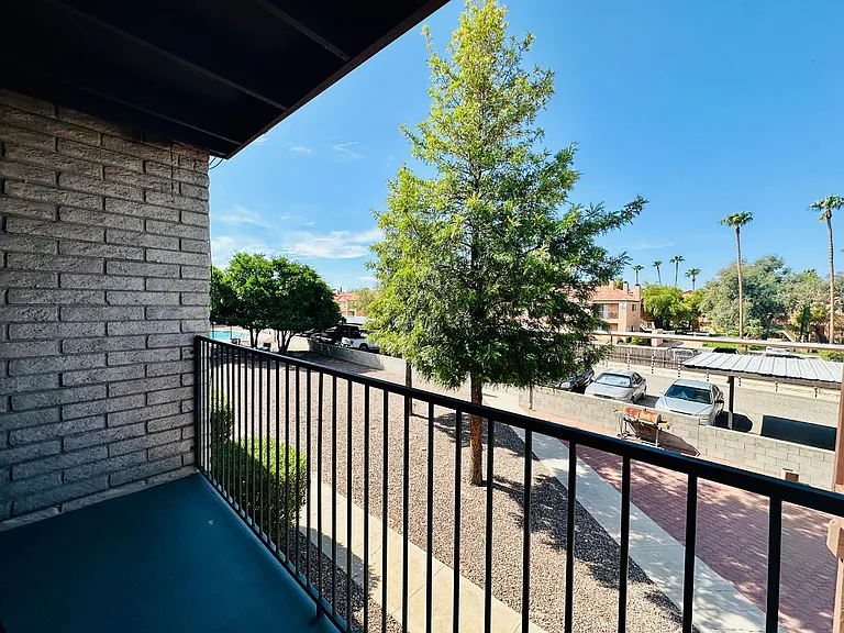 Desert Atrium - Studios, 1 Bedrooms and 2 Bedrooms in Great Location! Community Pool! — Photo 24