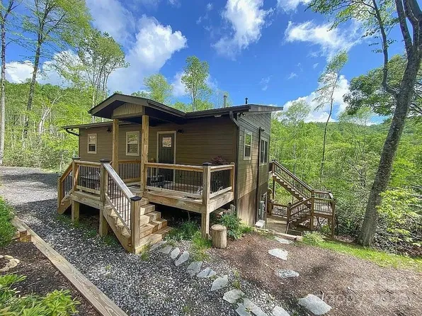 56 Talking Leaves Ln, Bakersville, NC 28705