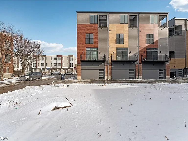 1440 E 15th St — Photo 38