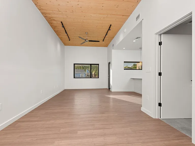 Nova Austin — Photo 11