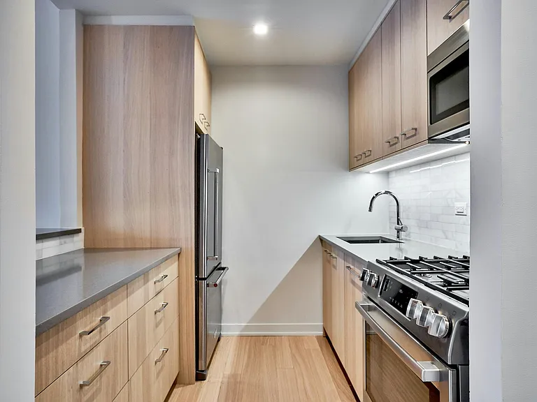 Columbus Cir #N17A — Photo 8