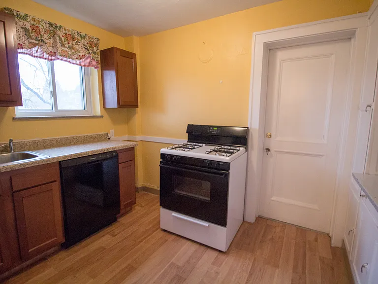 36 Cornell Pl #D — Photo 2