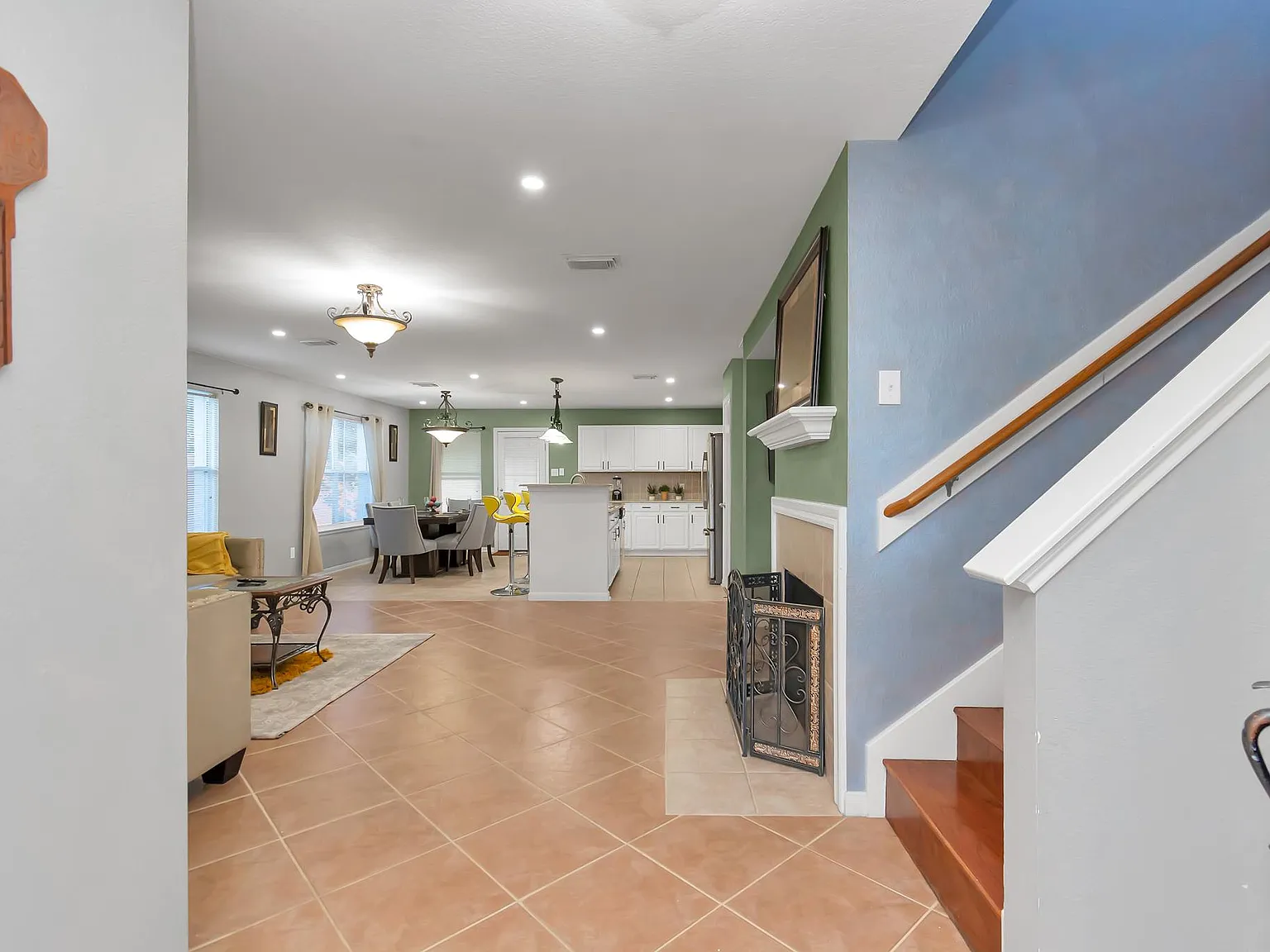 4 bed, 2.5 bath, 2498 sqft, $2,299 — Photo 3