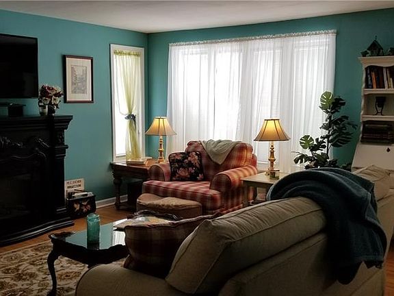3rd image of 30 Mayfair Ln