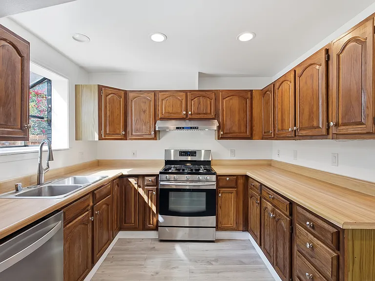 1162 Davis St — Photo 16