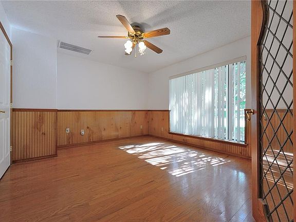 5th image of 106 Oriole St