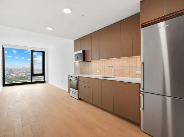 18 Sixth Avenue image 1 of 26