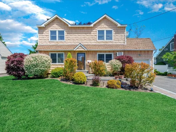 261 N Albany Avenue, Massapequa, NY 11758