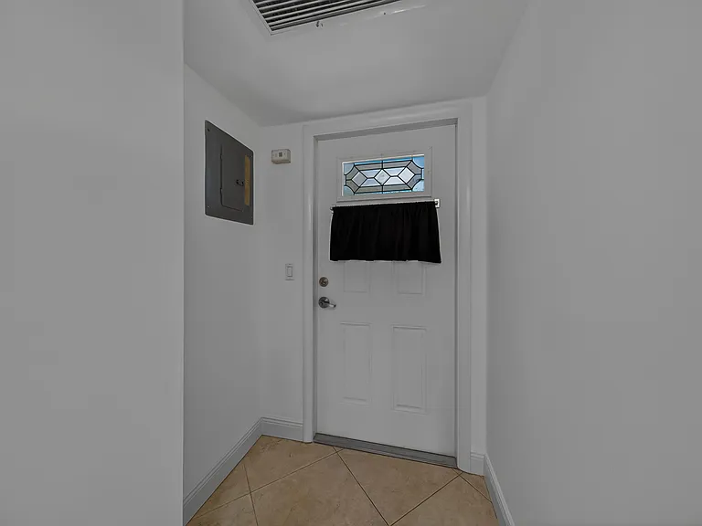 2907 NE 8th Ter #205 — Photo 32