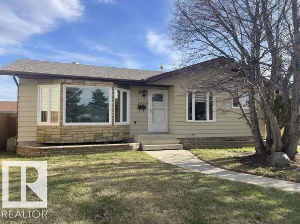1929 65th St NW, Edmonton, AB T6L 1M1