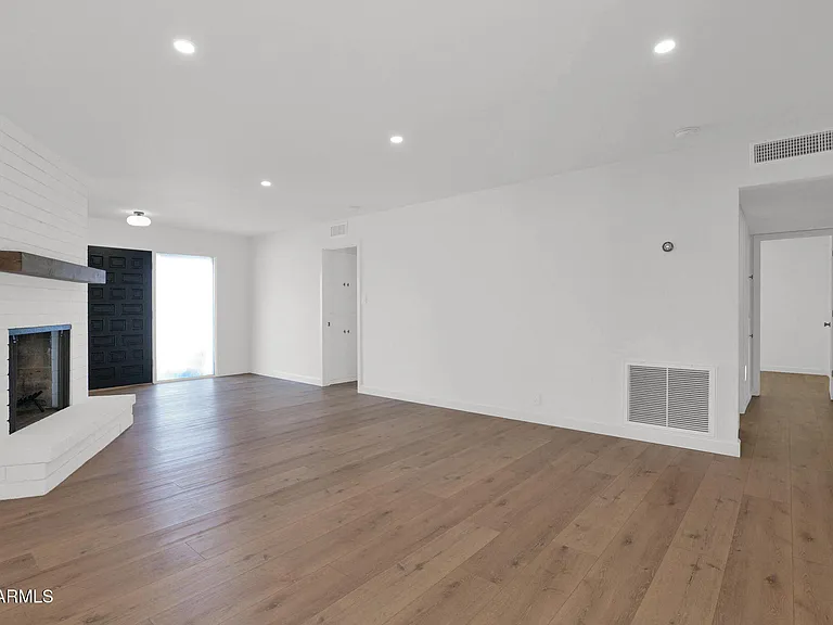 501 W Seldon Ln — Photo 16
