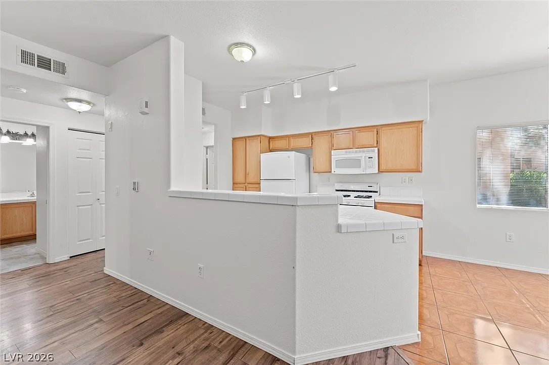 2 bed, 1048 sqft, $1,350 — Photo 4