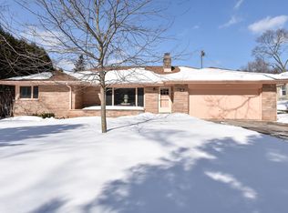 506 W Acacia Rd, Glendale, WI 53217