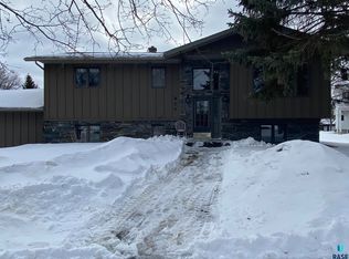 927 Jennifer St, Madison, SD 57042