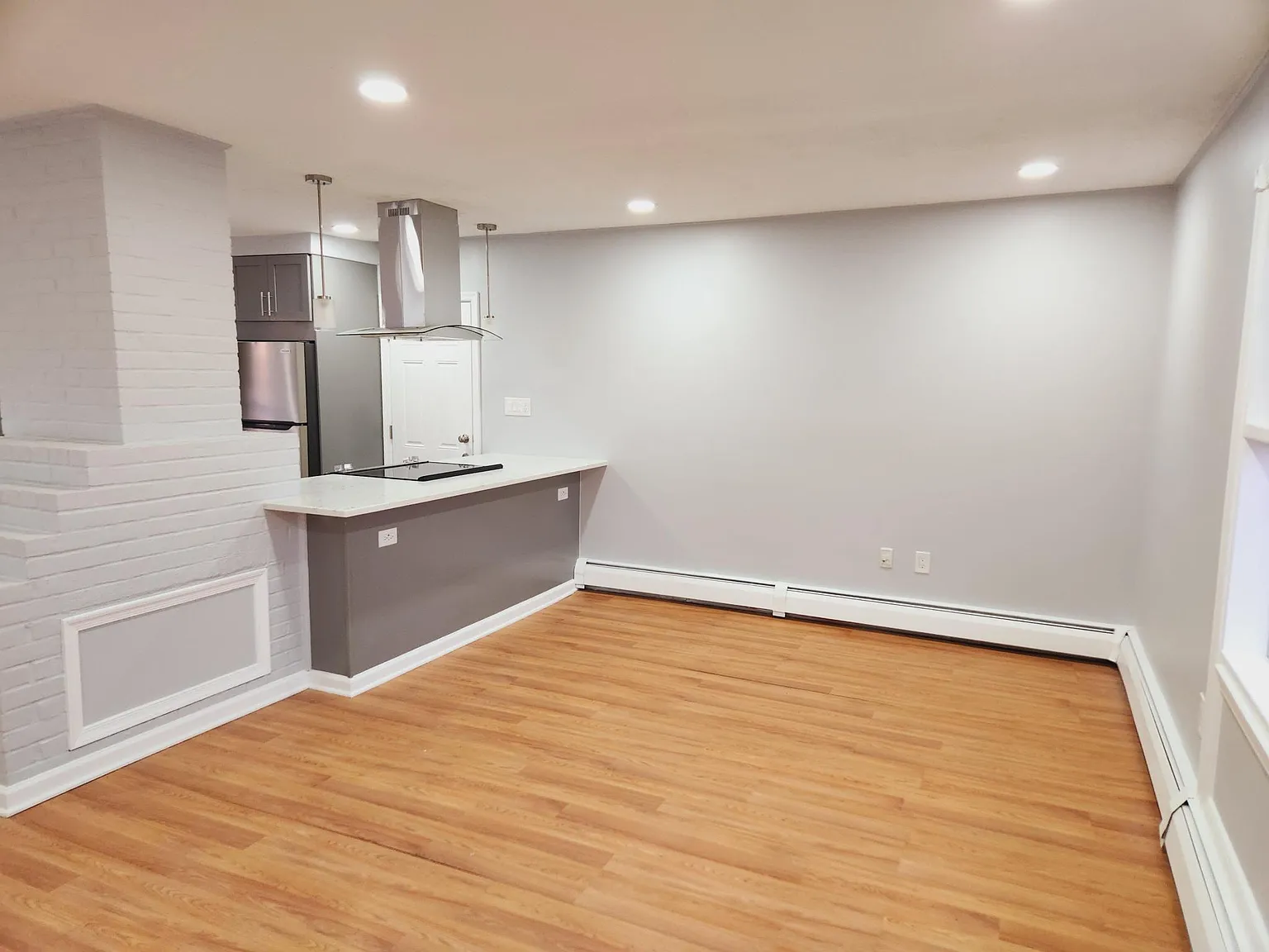 3 bed, 1000 sqft, $2,400 — Photo 3