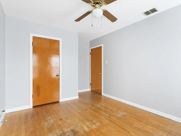 210 Dryden — Photo 13