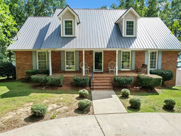 951 N Lakeshore Dr, Talladega, AL 35160