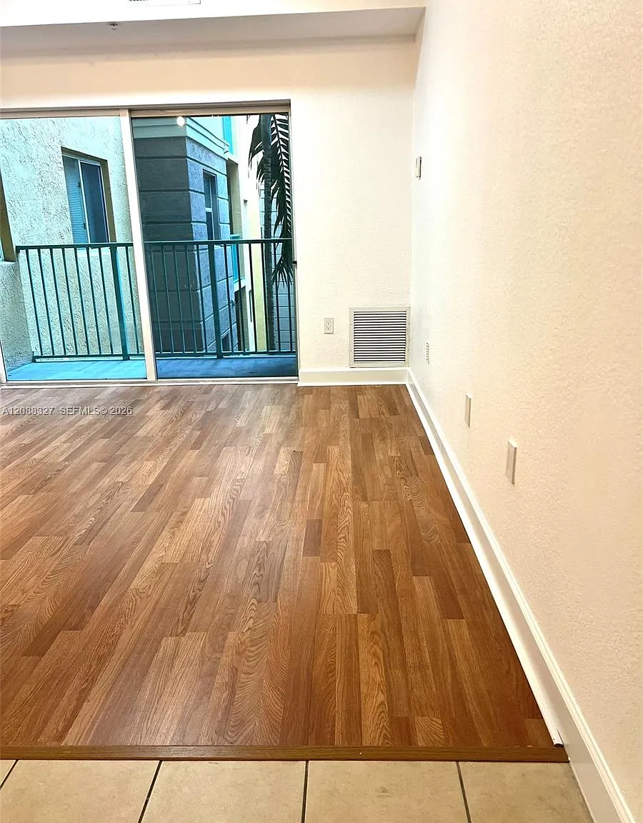 Valencia Condo — Photo 3