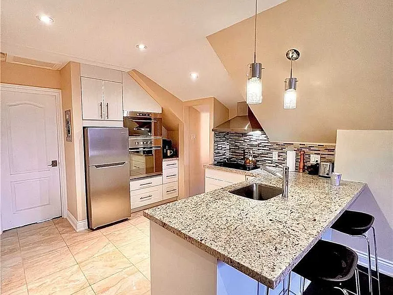 900 Avenue Rd #3 — Photo 14