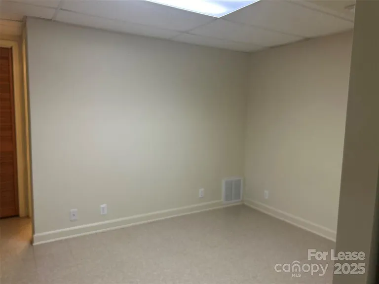 8001 Buckingham Ln — Photo 8