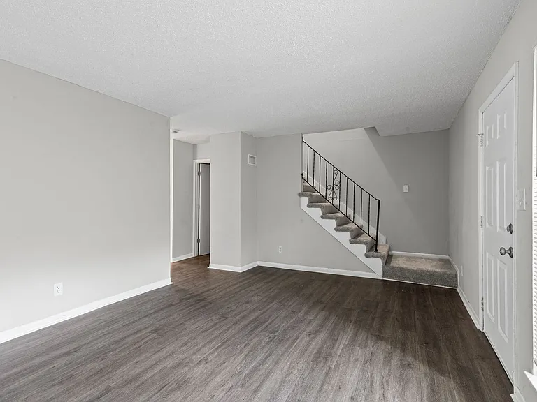 Redwood Village Townhomes — Photo 7