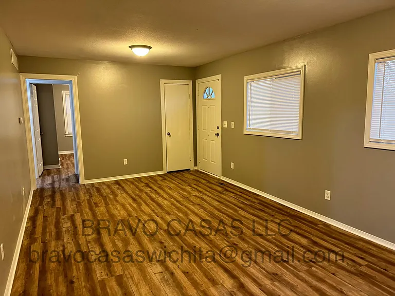 2932 S Glenn Ave — Photo 2