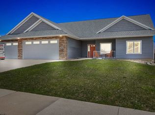 2409 Prairie Walk Dr NW, Cedar Rapids, IA 52405