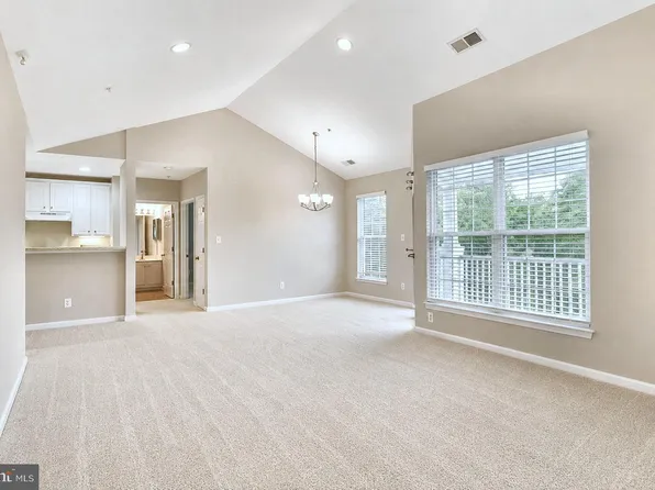 25340 Lake Mist Sq Unit 301, Chantilly, VA 20152