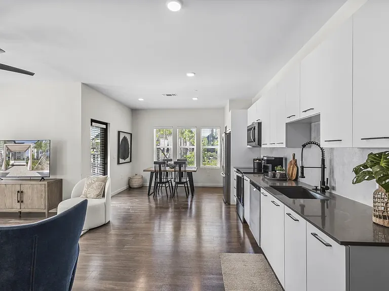 Azalea Luxury Apartments — Photo 14