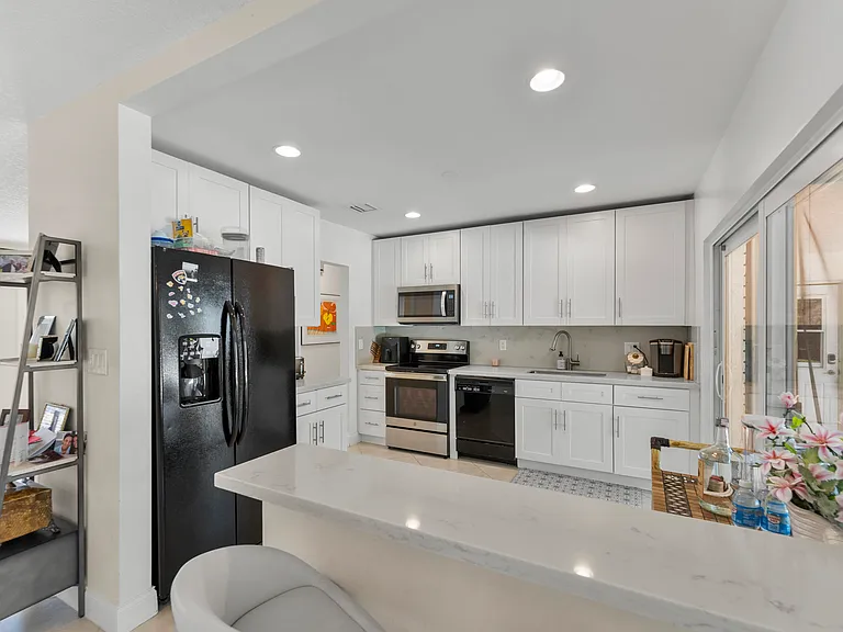 401 NE 10th Ter — Photo 15