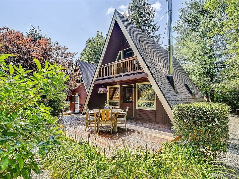 Main home has 2 decks so you can take it all the beauty of Mt Si. Second home has a smaller deck but with the same Mt Si views.