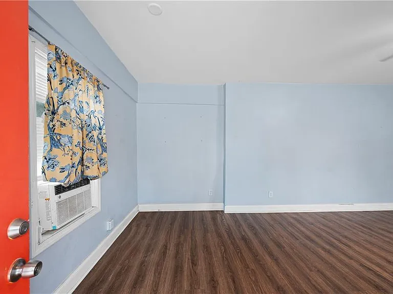 1124 Graymont Dr SW — Photo 2