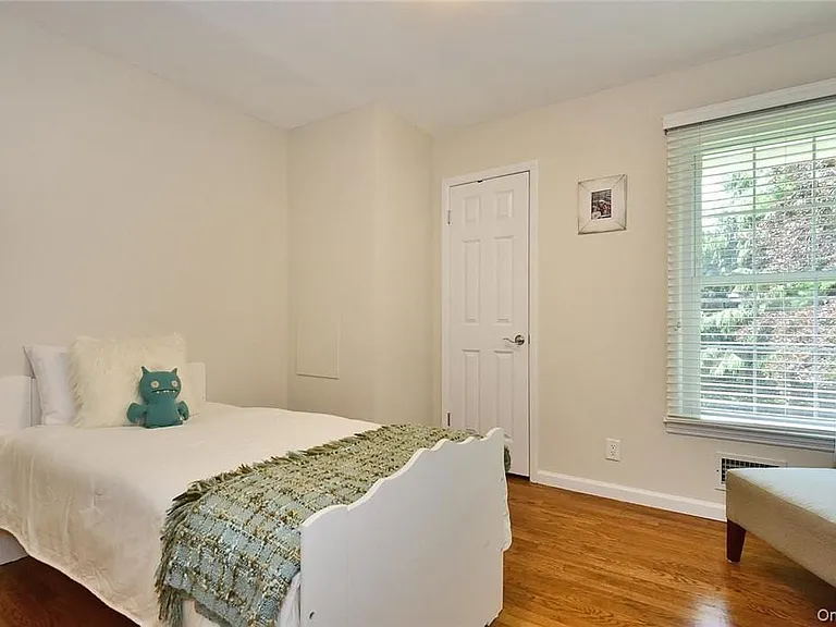 9 Franklin Ave — Photo 21