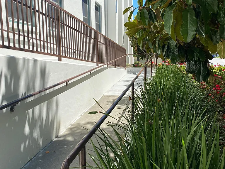 420 S Palm Dr — Photo 18