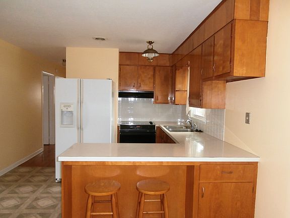 4th image of 438 East St